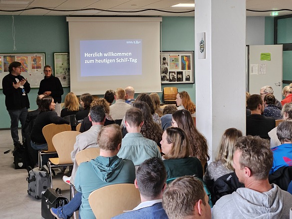 Lehrerschaft bei der Fortbildung zum Thema KI