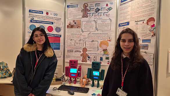 Sophie und Alia vor ihrem Jugend-forscht-Stand