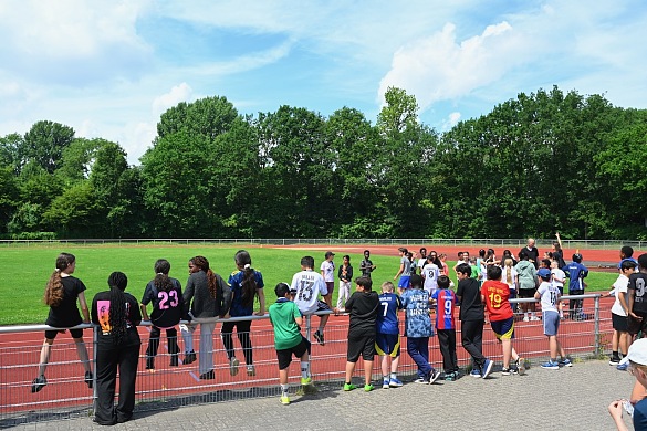 Gespanntes Warten an der Laufstrecke