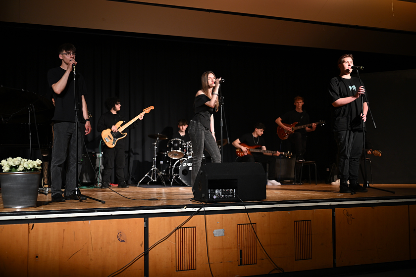 Die Schulband spielt anlässlich der Verabschiedung der Abiturient:innen
