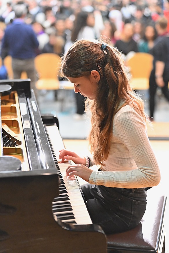 Sch&uuml;lerin am Klavier