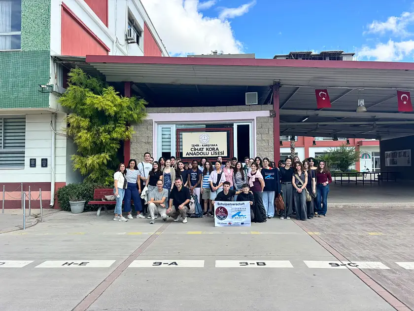 Bild vor dem Cihat Kora Anadolu Lisesi