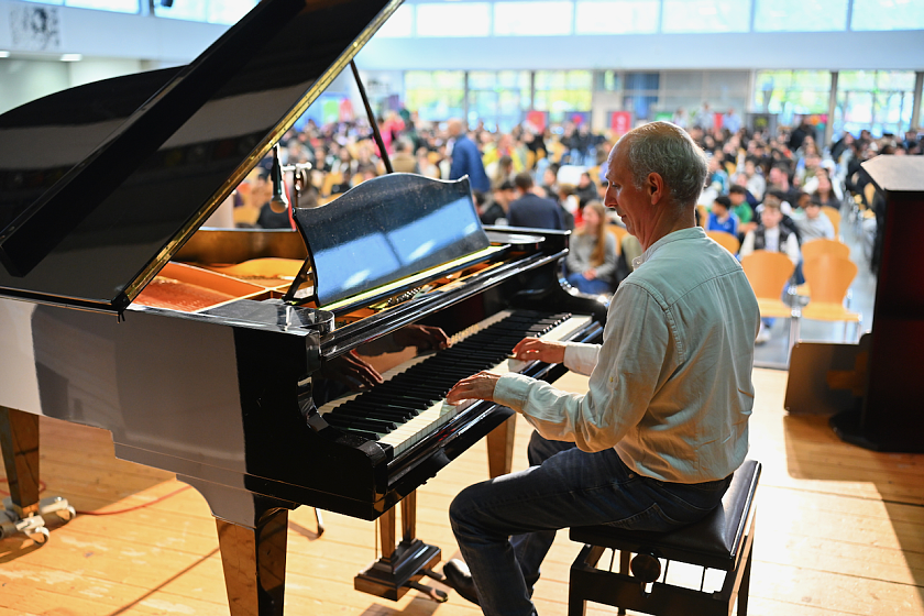 Herr Spatzek am Klavier